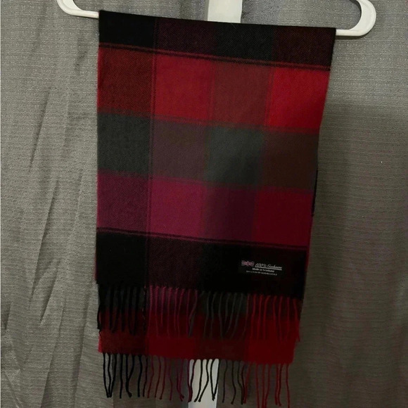 SCARF - Picture 1 of 3